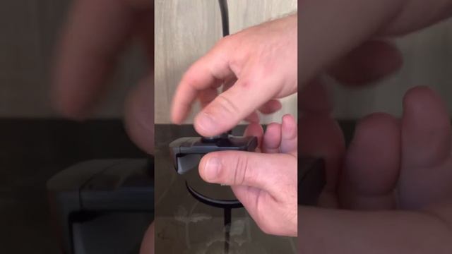Металический поворотный держатель для телефона с функцией зажима. смотреть онлайн