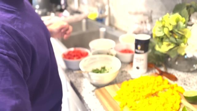 Chef Makes Mango Salsa and Pico in while vacationing in AZ смотреть онлайн