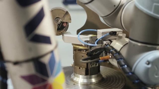 Robot automates machining of gearwheels смотреть онлайн