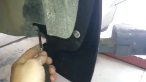 Замена брызговиков на Киа Рио.