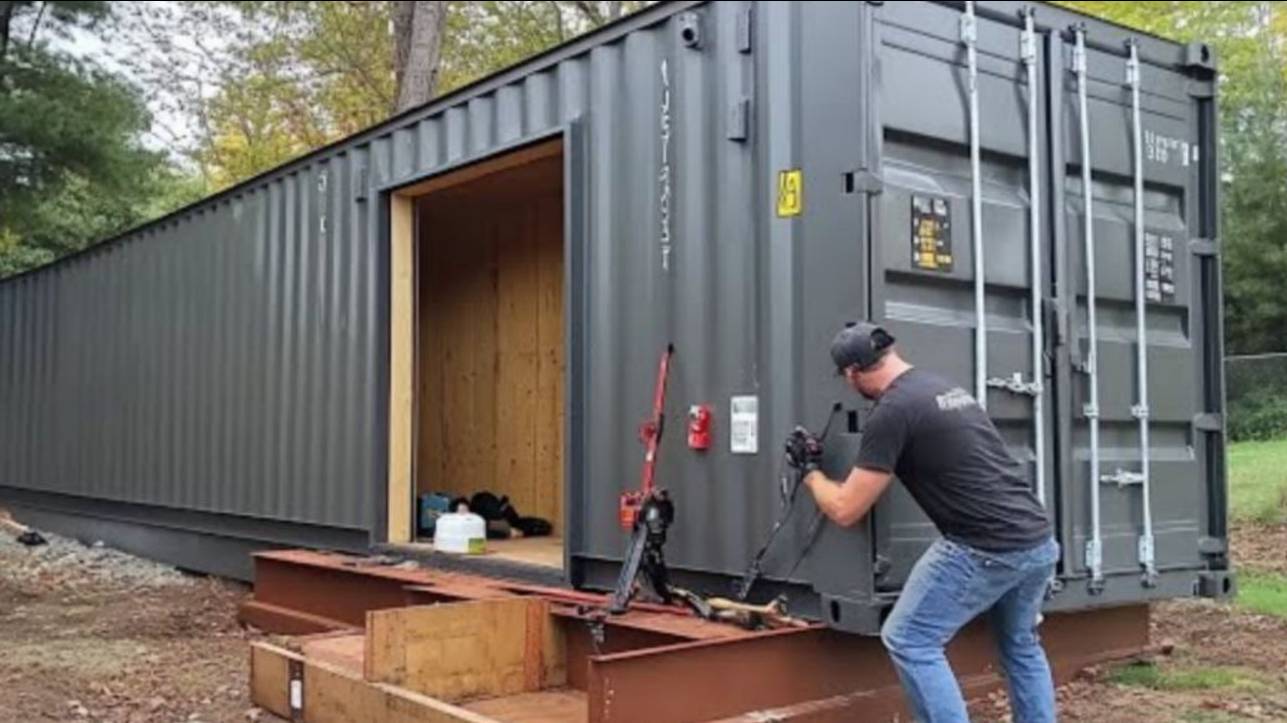 Человек Строит ПОТРЯСАЮЩУЮ Мастерскую из Контейнера