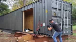 Человек Строит ПОТРЯСАЮЩУЮ Мастерскую из Контейнера