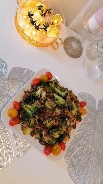 Горячий салат с брокколи.