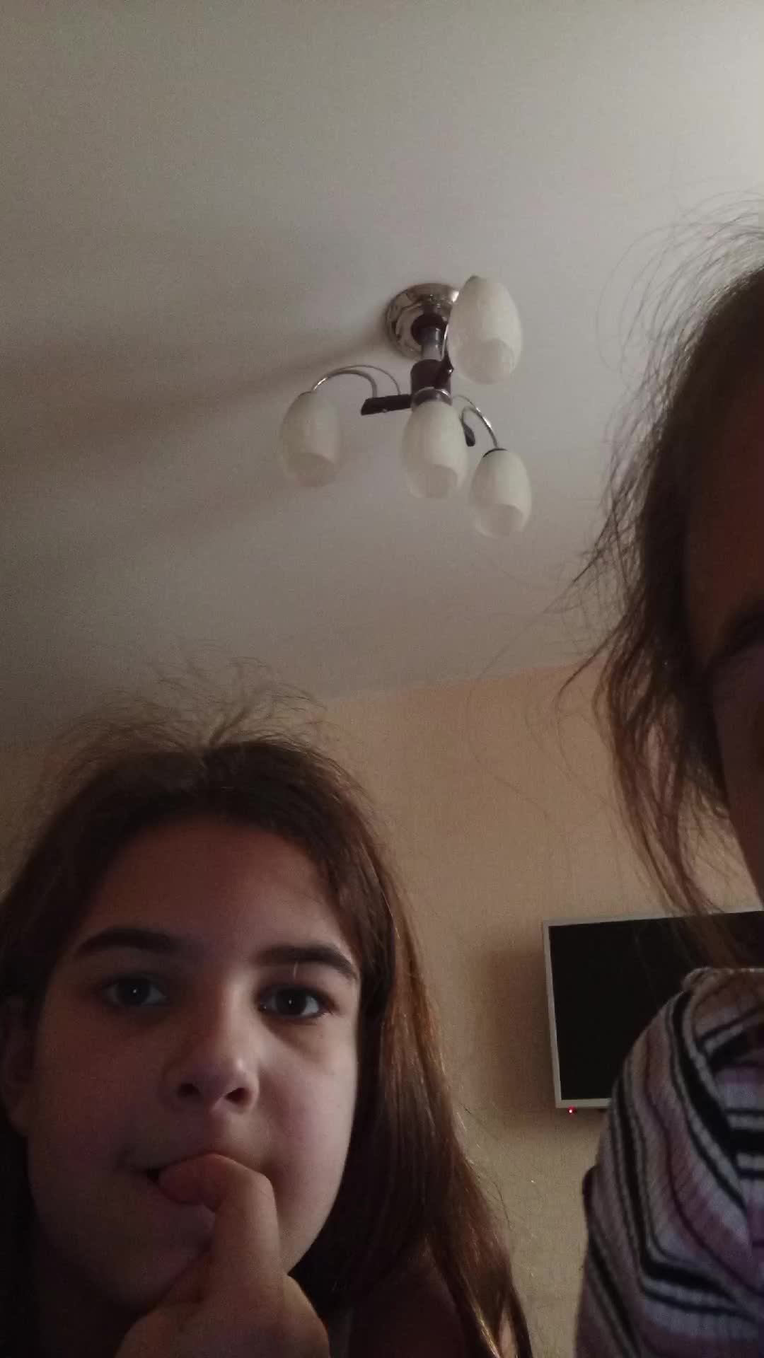 ДЕРЖАТ В ЗАЛРДЖНИКАХ