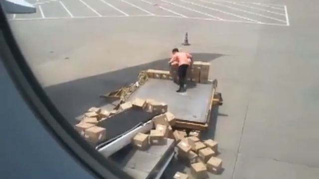 How they load your packages in China (Погрузка по-китайски) смотреть онлайн