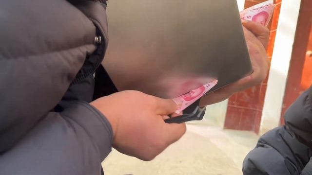 正月里哄着孩子去剪头，孩他舅没办法拿出2000元，丈母娘不乐意了 смотреть онлайн