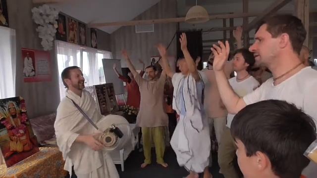 Прем Прайоджан прабху ШРИ ГАУРА АРАТИ Шуколово 24 06 2017 смотреть онлайн