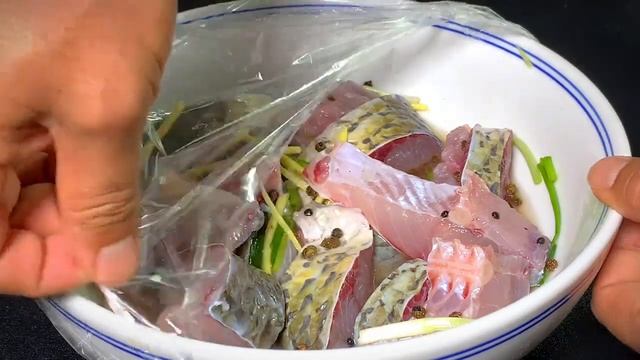 炸魚塊到底是放麵粉還是澱粉，教你飯店大廚做法，外酥里嫩太香了 【一畫美食】#炸魚塊 #炸魚塊食譜 #炸魚塊的做法 #炸魚塊料理 #中國美食