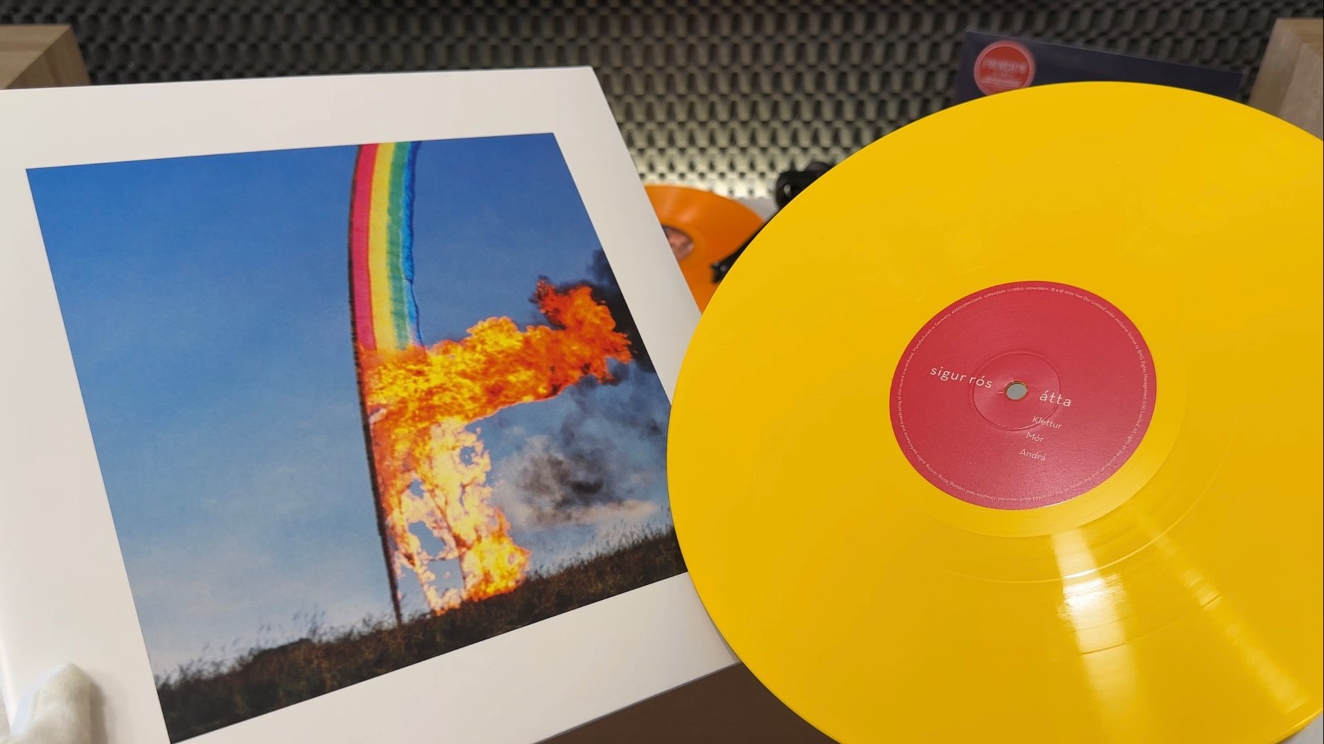 Распаковка и обзор виниловой пластинки Sigur Ros - Átta (Yellow Vinyl) смотреть онлайн