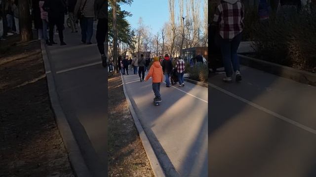 Смарт-парк Дельфин Воронеж сегодня 9 марта 2025 г., парк Дельфин оживает и наполняется людьми весной смотреть онлайн