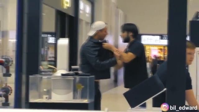 Вертухай Эдвард бил. Ищет полиция. Сломал позвоночник смотреть онлайн