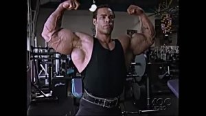 Kevin Levrone качается