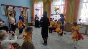 "Бабочки и цветы" игра для дошкольников с мамами.mp4