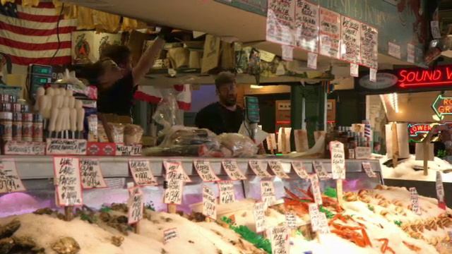 Oxford Navigate (C1) Unit 1 Pike Place Fish Market смотреть онлайн