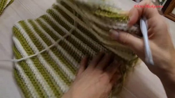 СВЯЗАЛА ШАПКУ ОДНИМ ПОЛОТНОМ КРЮЧКОМ.