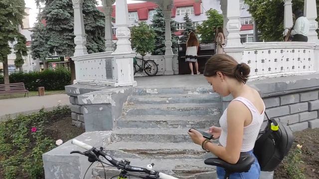 Живая музыка на альтанке в Сумах смотреть онлайн