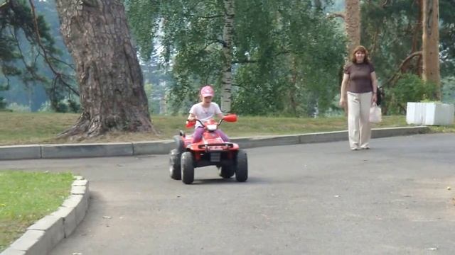2011-08-09 09:17:00 Кстово. Софья на электромобиле. (со стабилизацией)