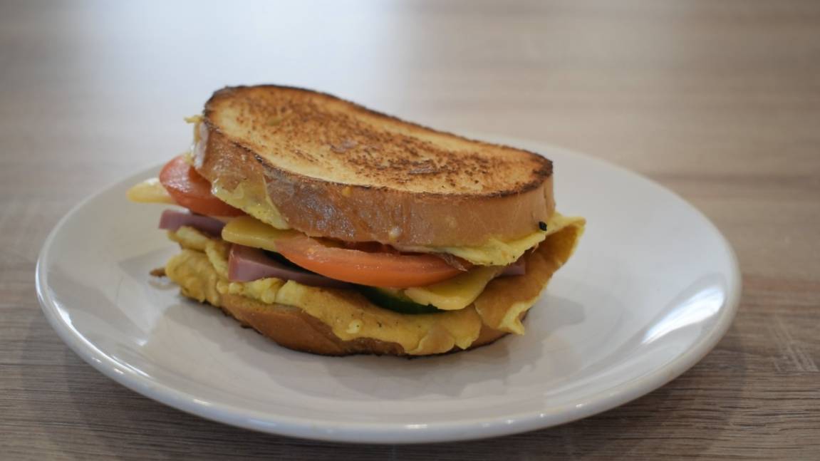 Сытные утренние бутерброды для всей семьи 🍳🥪 смотреть онлайн