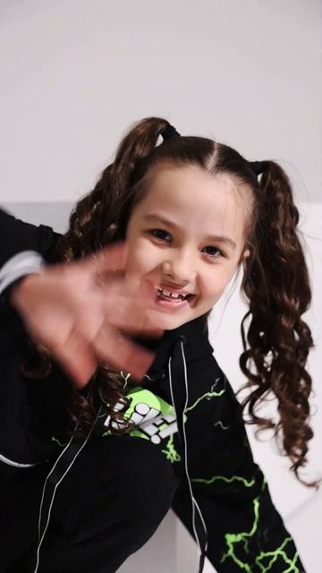 Детский костюм с брюками 67067 черный+зеленый смотреть онлайн