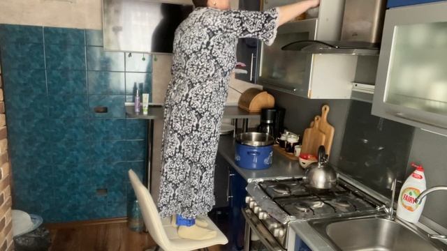 Наелись с утра перловки с тушёнкой😋Экономим на дровах! смотреть онлайн