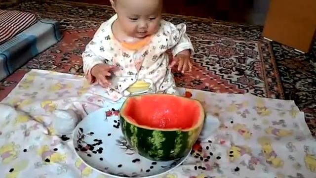Реакция ребенка на арбуз !!! Смешно ! смотреть онлайн
