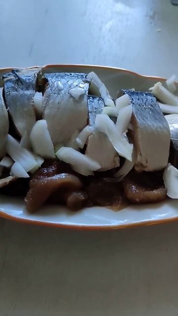 Вкусно. Селёдка малосольная с икрой и луком 👍