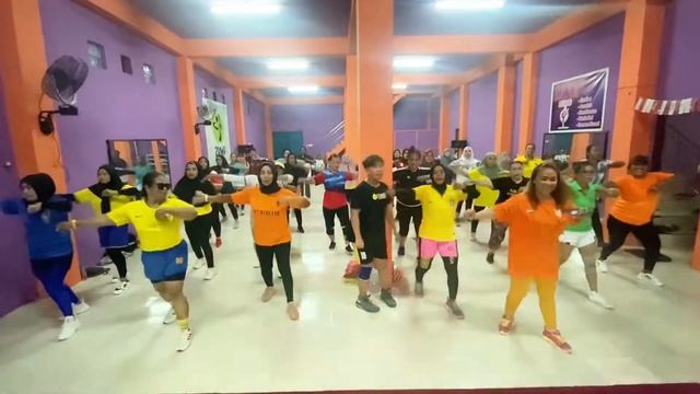 SHAKIRS WAKA-WAKA FIFA WORLD CUP | ZUMBA | KOREO ZIN RIVALL NAY STUDIO смотреть онлайн