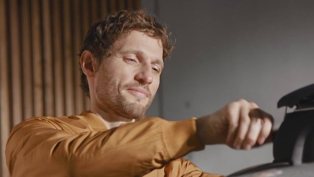 Mounting the MINI Railing Carriers | MINI How-To смотреть онлайн