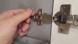 Саморез легко прокручивается в ДСП. Использовал простой метод и теперь дверца держится надёжно