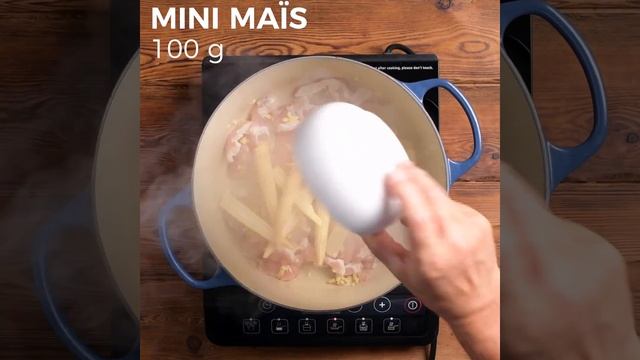 Nouilles Chinoises Aux œufs, Légumes Orientaux, Poulet Et Coriandre