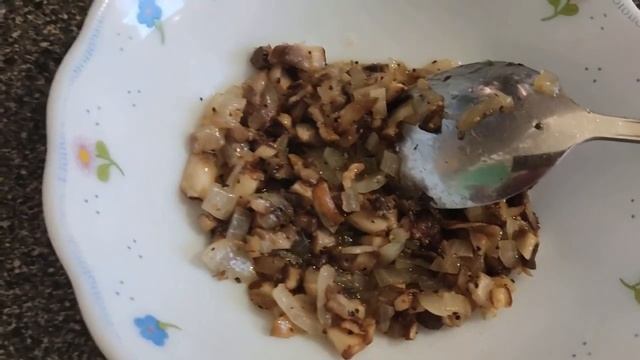 ШАМПИНЬОНЫ  ПОД СЫРНОЙ КОРОЧКОЙ ЗАПЕЧЕННЫЕ В ДУХОВКЕ.