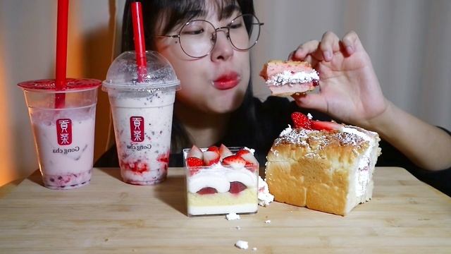 파리바게트 공차 딸기 파티🍓딸기맘모스, 딸기식빵,딸기달빵,딸기쥬얼리밀크티, 딸기초코쿠키스무디 디저트 먹방 Dessert Mukbang