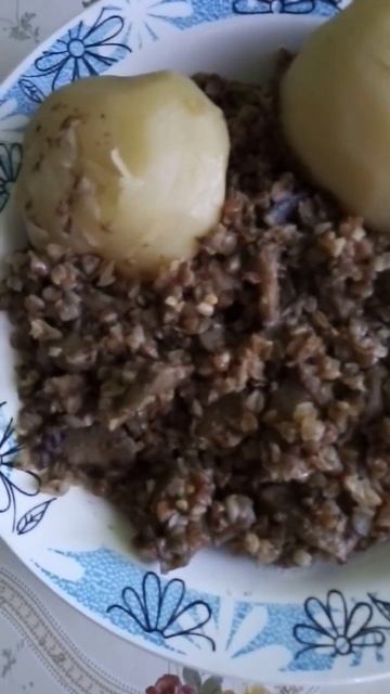 приготовила гречку с баклажанами и картошкой