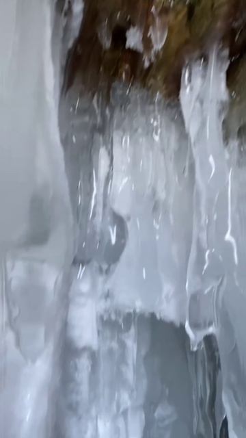 Обросшие льдом пещеры Байкала