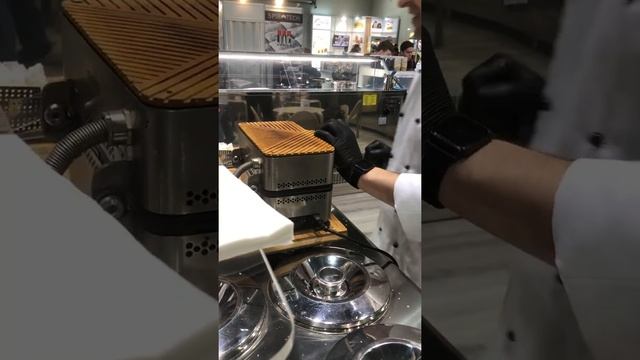 Pączki na gorąco z zimnymi lodami смотреть онлайн