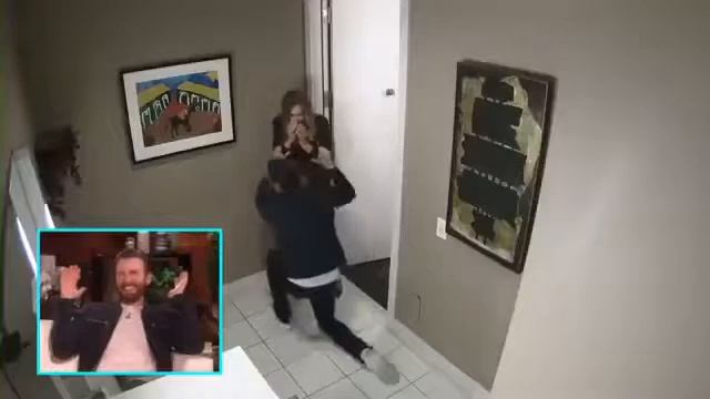 Крис Эванс пугает Элизабет Олсен 😂😂😂