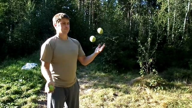 Жонглирование тремя мячами с трюками смотреть онлайн