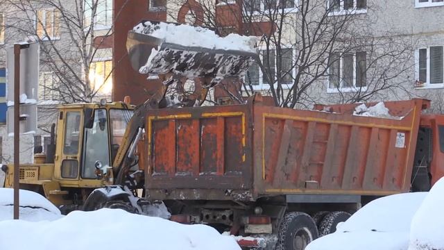 Очистка дворов и улиц Лангепаса от снега. 2021.12.13 смотреть онлайн
