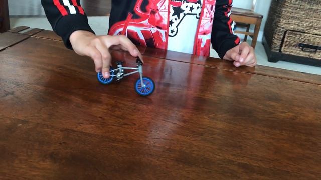 How to hold and do basic tricks with Tech Deck BMX смотреть онлайн