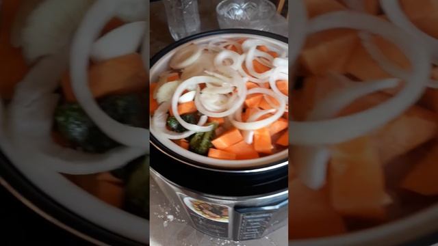 Куриные голени,крылышки,бедрышки на пару с морковью,луком,брокколи,цв.капустой.