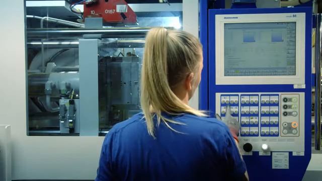 Виробництво лего кубиків.