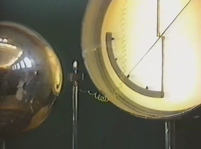 Физика. Опыты. Электричество и магнетизм. Пламенный зонд смотреть онлайн