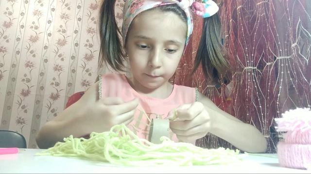 Шапка для куклы Барби из шерстяных ниток.