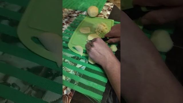 Матвей режет кубики из картофеля мелкие а Илюша снимает ставьте лайк подписывайтесь на канал. смотреть онлайн