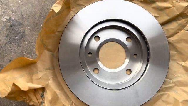 Peugeot 206 : Changer les plaquettes et disques de frein (Trucs et astuces à connaître ! ) смотреть онлайн