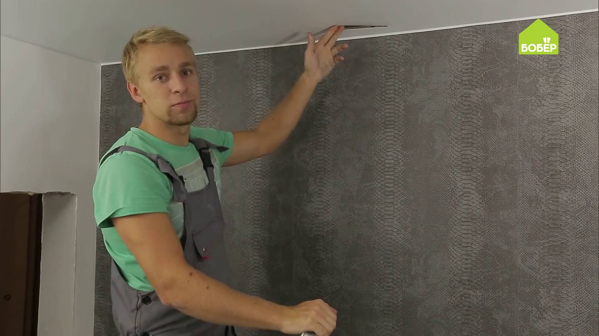 РЕМОНТ НАТЯЖНОГО ПОТОЛКА. Как устранить порез натяжного потолка возле стены самостоятельно. смотреть онлайн