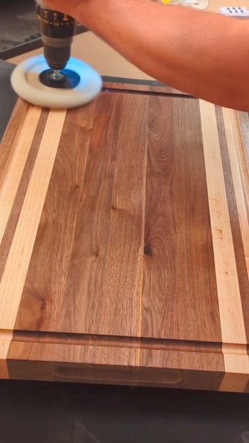 Finishing up this walnut board with some wax. #diy #handmade #cuttingboard смотреть онлайн