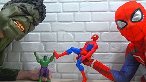 Халк и Человек паук играют со своими копиями