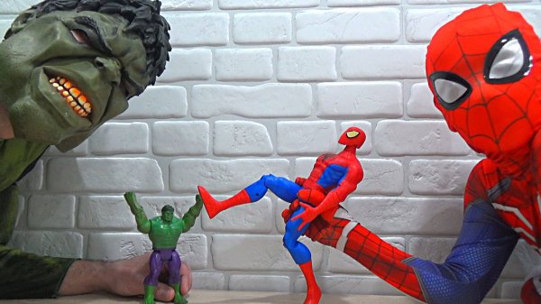 Халк и Человек паук играют со своими копиями
