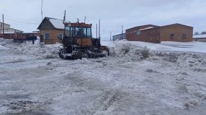 ДТ 75 и Кировец. Чистка мокрого снега.